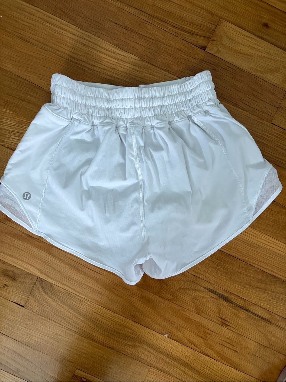 Lululemon Hotty Hot Shorts University of Tennessee white HR 2.5” size 2 - Picture 2 of 5